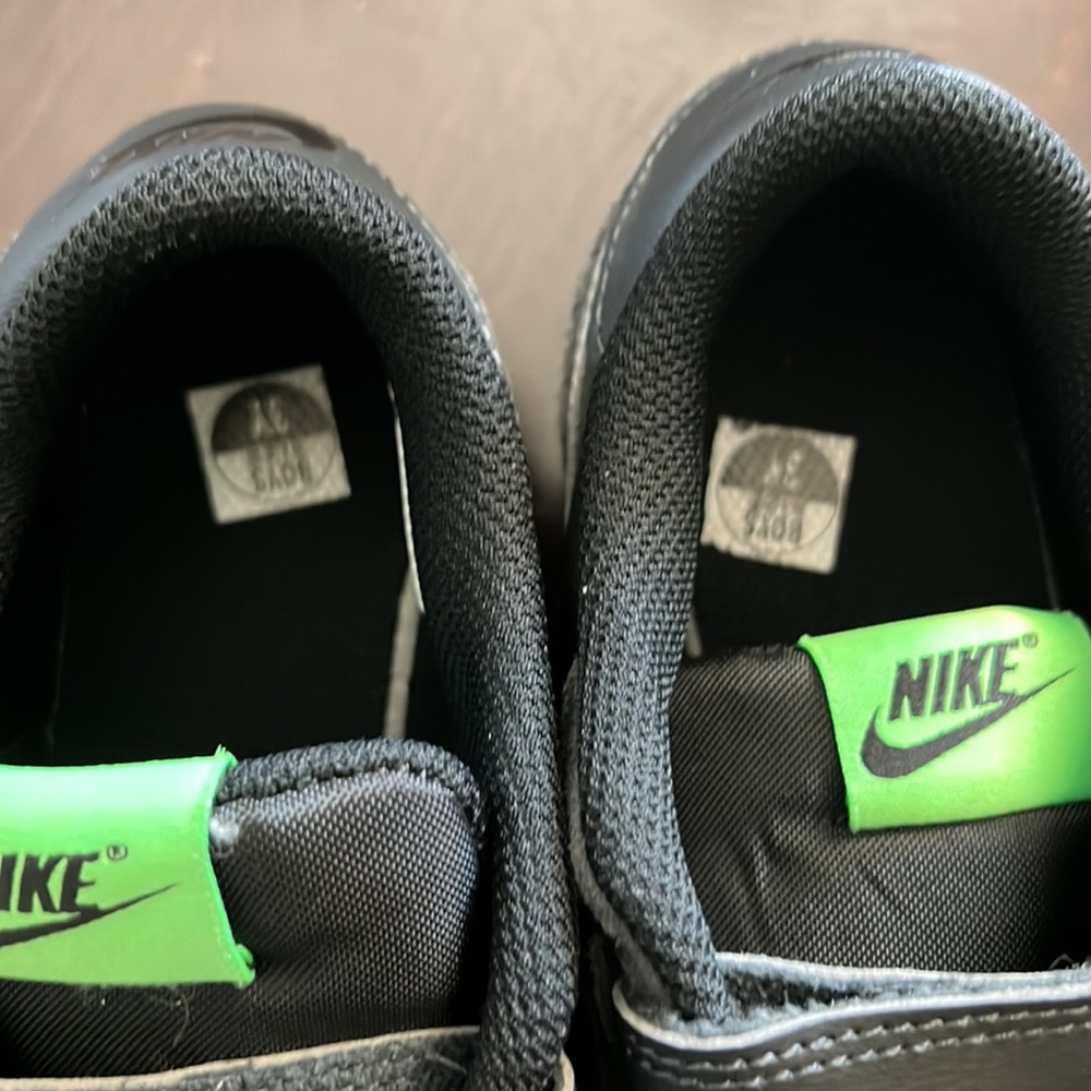 Kids Nikes - Picture 8 of 9